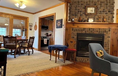 La Crosse Cottage | Stone's Throw Cottage - Centrally located 2-bedroom with newly remodeled kitchen
