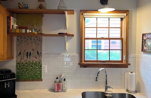 La Crosse Cottage | Stone's Throw Cottage - Centrally located 2-bedroom with newly remodeled kitchen