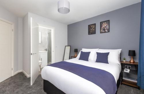 Leeds House | Stonecliffe Thirty Three By Alt-Stay - Leeds Contractor and Relocation Accommodation near M621 J1 with Master Ensuite, Kitchen, Laundry, Parking, Outdoor Space, Smart TV and Wi Fi - Long Stay Ready with Weekly and Monthly Rates