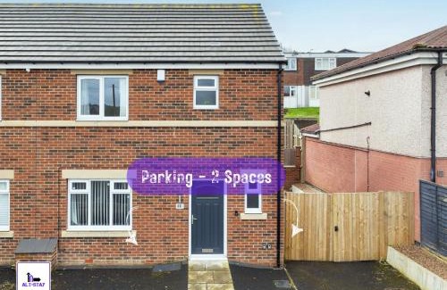 Leeds House | Stonecliffe Thirty Three By Alt-Stay - Leeds Contractor and Relocation Accommodation near M621 J1 with Master Ensuite, Kitchen, Laundry, Parking, Outdoor Space, Smart TV and Wi Fi - Long Stay Ready with Weekly and Monthly Rates