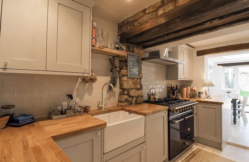 Moreton-in-Marsh Cottage | STONECROP COTTAGE, pet friendly, with open fire in Moreton-In-Marsh