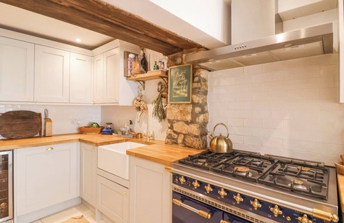 Moreton-in-Marsh Cottage | STONECROP COTTAGE, pet friendly, with open fire in Moreton-In-Marsh
