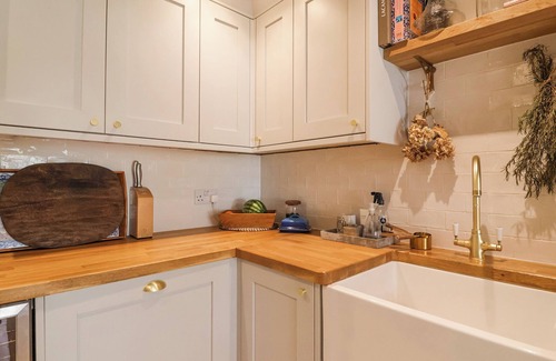 Moreton-in-Marsh Cottage | STONECROP COTTAGE, pet friendly, with open fire in Moreton-In-Marsh