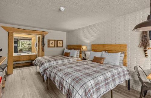 Eureka Springs Apartment | Stonegate Lodge 2 Queen Beds Fast WiFi 50in TV Salt Water Pool Room # 305