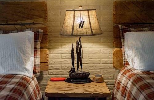 Eureka Springs Apartment | Stonegate Lodge 2 Queen Beds WIFI 50in Roku TV Salt Water Pool Room #105