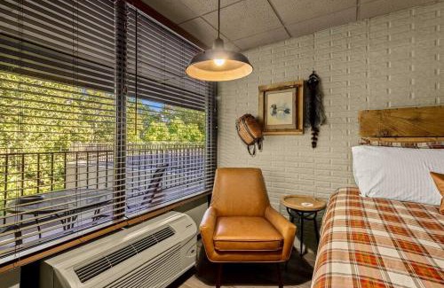 Eureka Springs Apartment | Stonegate Lodge 2 Queen Beds WIFI 50in Roku TV Salt Water Pool Room #105
