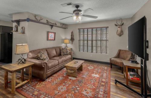 Eureka Springs Apartment | Stonegate Lodge Bear's Den Kitchen, Pool, Firepit, WIFI ,Smart TVs