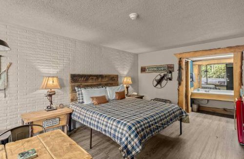 Eureka Springs Apartment | Stonegate Lodge King Bed, 2mi to Historic DTWN Salt Water Pool Room #206