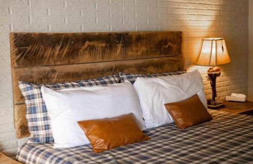 Eureka Springs Apartment | Stonegate Lodge King Bed, 2mi to Historic DTWN Salt Water Pool Room #206