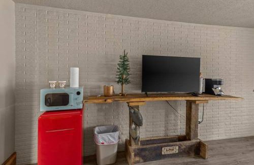 Eureka Springs Apartment | Stonegate Lodge King Bed, 2mi to Historic DTWN Salt Water Pool Room #206