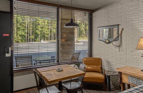 Eureka Springs Apartment | Stonegate Lodge King Bed, 2mi to Historic DTWN Salt Water Pool Room #206