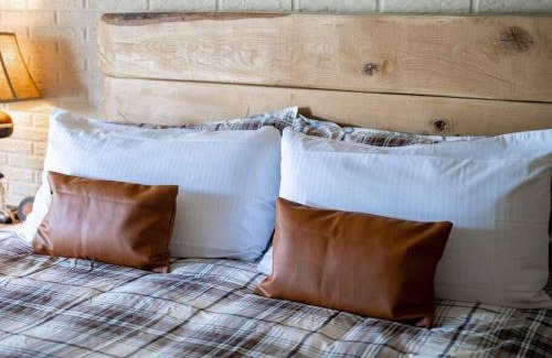 Eureka Springs Apartment | Stonegate Lodge King Bed, WIFI, 50in Roku TV, Salt Water Pool Room #308