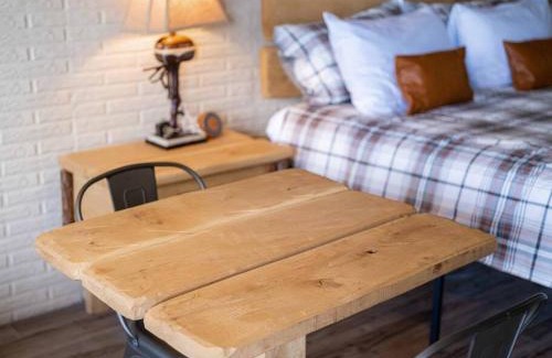 Eureka Springs Apartment | Stonegate Lodge King Bed, WIFI, 50in Roku TV, Salt Water Pool Room #308