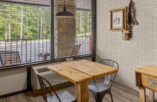 Eureka Springs Apartment | Stonegate Lodge King Bed, WIFI, 50in Roku TV, Salt Water Pool Room #308