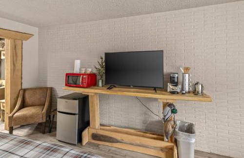 Eureka Springs Apartment | Stonegate Lodge King Bed, WIFI, 50in Roku TV, Salt Water Pool Room #308