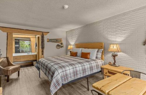 Eureka Springs Apartment | Stonegate Lodge King Bed Fast WiFi 40in TV Salt Water Pool Room #309