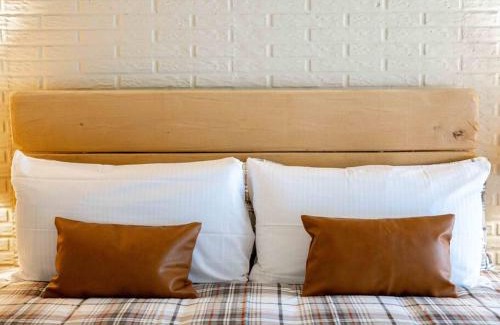 Eureka Springs Apartment | Stonegate Lodge King Bed Fast WiFi 40in TV Salt Water Pool Room #309