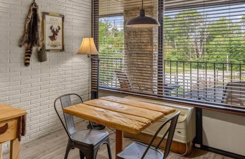 Eureka Springs Apartment | Stonegate Lodge King Bed Fast WiFi 40in TV Salt Water Pool Room #309