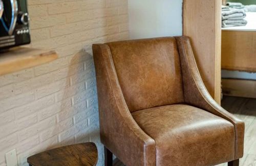 Eureka Springs Apartment | Stonegate Lodge King Bed Fast WiFi 40in TV Salt Water Pool Room #309