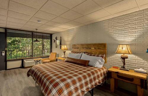 Eureka Springs Apartment | Stonegate Lodge King Bed, WIFI, 50in Roku TV, Salt Water Pool Room #103