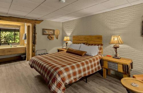 Eureka Springs Apartment | Stonegate Lodge King Bed WIFI 50 Roku TV Salt Water Pool Room #104