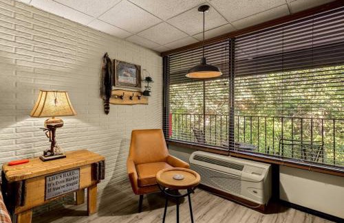 Eureka Springs Apartment | Stonegate Lodge King Bed WIFI 50 Roku TV Salt Water Pool Room #104