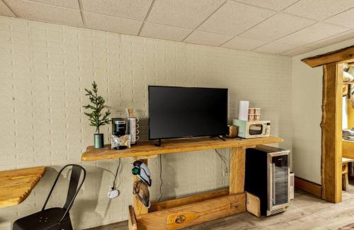 Eureka Springs Apartment | Stonegate Lodge King Bed WIFI 50 Roku TV Salt Water Pool Room #104