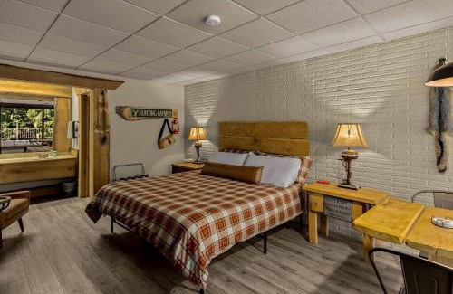 Eureka Springs Apartment | Stonegate Lodge King Bed, WIFI, 50in Roku TV, Salt Water Pool Room #108