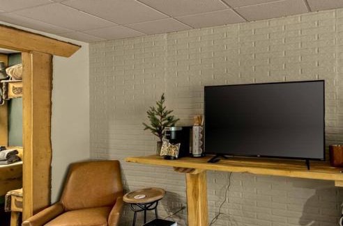 Eureka Springs Apartment | Stonegate Lodge King Bed, WIFI, 50in Roku TV, Salt Water Pool Room #108