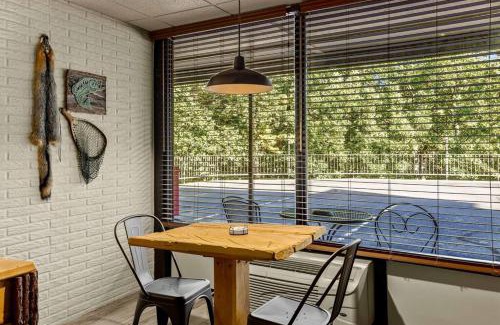 Eureka Springs Apartment | Stonegate Lodge King Bed, WIFI, 50in Roku TV, Salt Water Pool Room #108