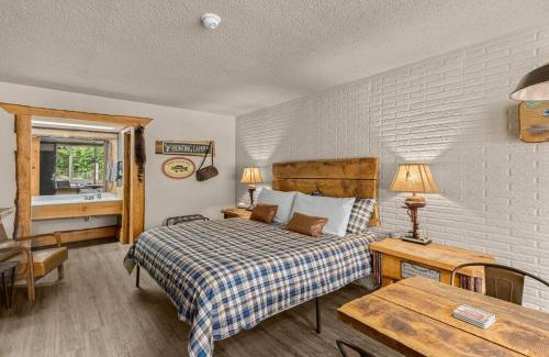 Eureka Springs Apartment | Stonegate Lodge Pool Fire Pits King BedFast WiFi 50in TV Room #209