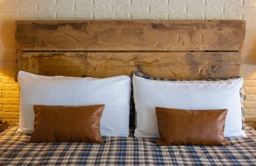 Eureka Springs Apartment | Stonegate Lodge Pool Fire Pits King BedFast WiFi 50in TV Room #209