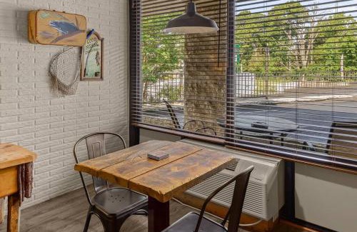 Eureka Springs Apartment | Stonegate Lodge Pool Fire Pits King BedFast WiFi 50in TV Room #209