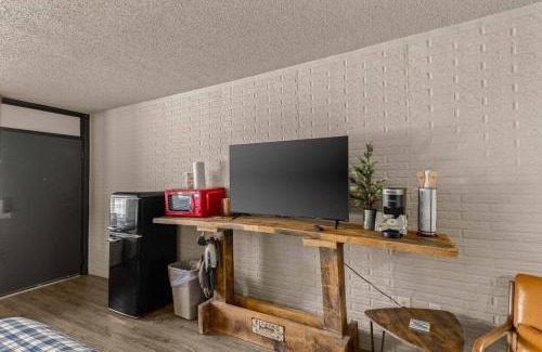 Eureka Springs Apartment | Stonegate Lodge Pool Fire Pits King BedFast WiFi 50in TV Room #209