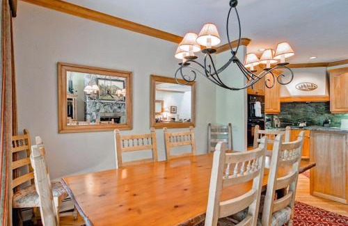Highlands Townhomes Apartment | Stonegate Townhome 03 by East West Hospitality
