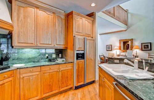 Highlands Townhomes Apartment | Stonegate Townhome 03 by East West Hospitality