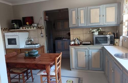 Oudtshoorn Apartment | Stonehenge Cottage