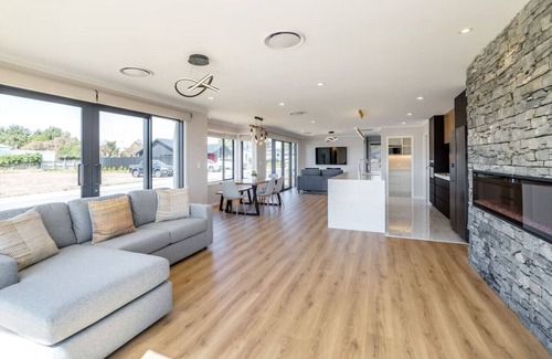 Martinborough Apartment | Stonehenge Retreat, Martinborough
