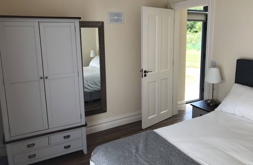 Terryglass House | Stonepark Lodge featuring Two En-suite Bedrooms with Living Room and Kitchen