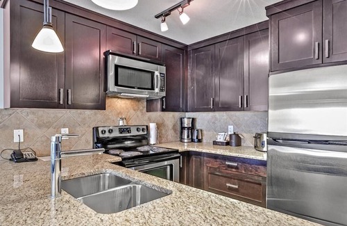 Cougar Creek Condo | Stoneridge 2 BDR King Suite★ Hot Tub/Pool/Gym ★Mountain Views ★1100 SQF