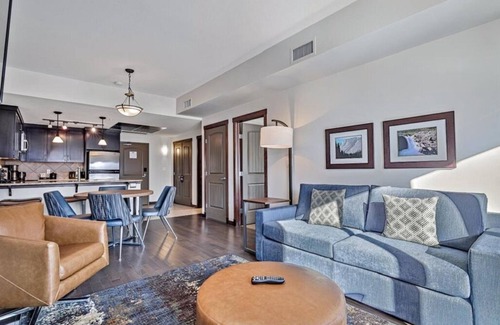 Cougar Creek Condo | Stoneridge 2 BDR King Suite★ Hot Tub/Pool/Gym ★Mountain Views ★1100 SQF