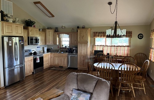 Stonewall House | Stonewall Meadows Cabin with beautiful views.