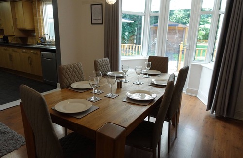 Stonnall House | Stoney Court, Sleeps 17, Near NEC, City Centre, BHX