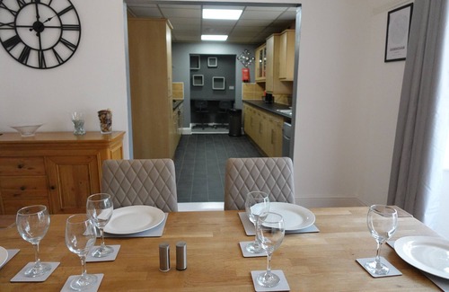 Stonnall House | Stoney Court, Sleeps 17, Near NEC, City Centre, BHX