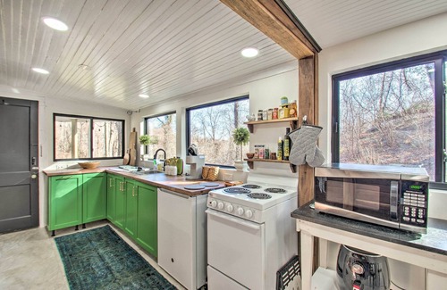 Nellysford House | Stoney Creek Cottage: Waterfront Hot Tub, Fire Pit