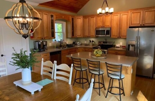 Goodview House | Stoney Creek: Luxury home with Wifi, 2 kayaks, firepit, screened in porch, large dock