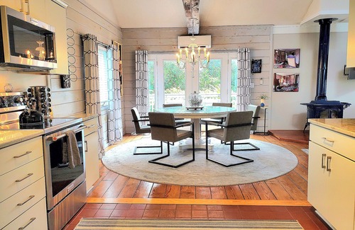Stonington House | Stonington borough 2 bedroom, Sleeps 6 guests, close to beach,