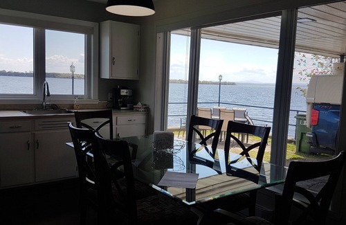 Venise-en-Quebec House | STOPOVER 336: Could not be closer to Champlain lake!