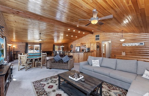 Eagle Mountain Estates Cabin | Stork and Bear Cabin by Destination Big Bear : Luxury Log Home in Eagle Mountain Estates! Pool Table!
