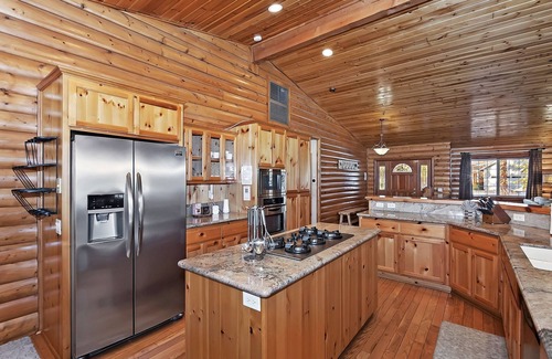 Eagle Mountain Estates Cabin | Stork and Bear Cabin by Destination Big Bear : Luxury Log Home in Eagle Mountain Estates! Pool Table!